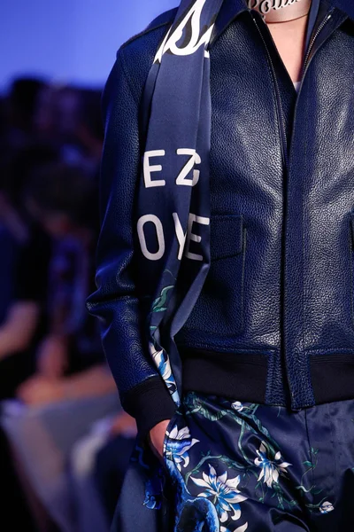 Look 16